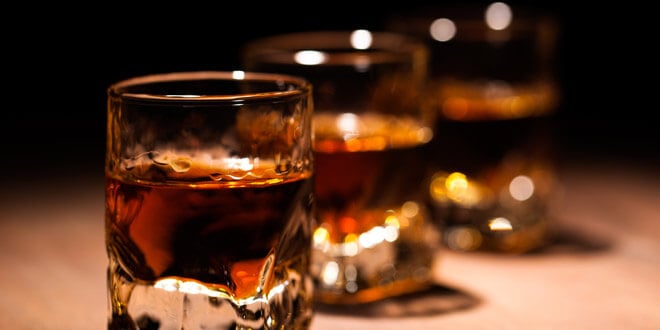 Bildergebnis für dark rum in glass